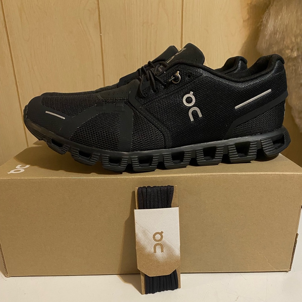 On Cloud Cloud 5 all black mens size 10.5